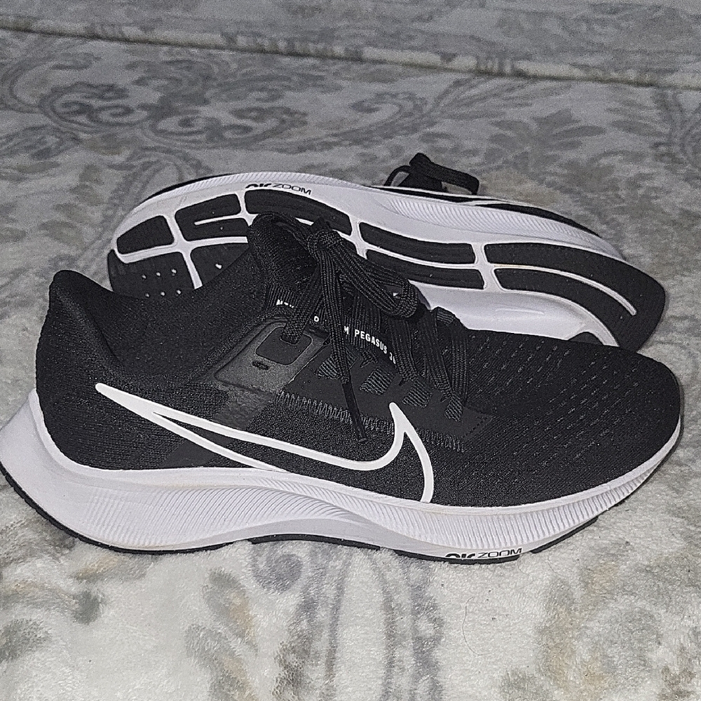 Nike Air Zoom Pegasus 37 Women's running shoes. Like New.